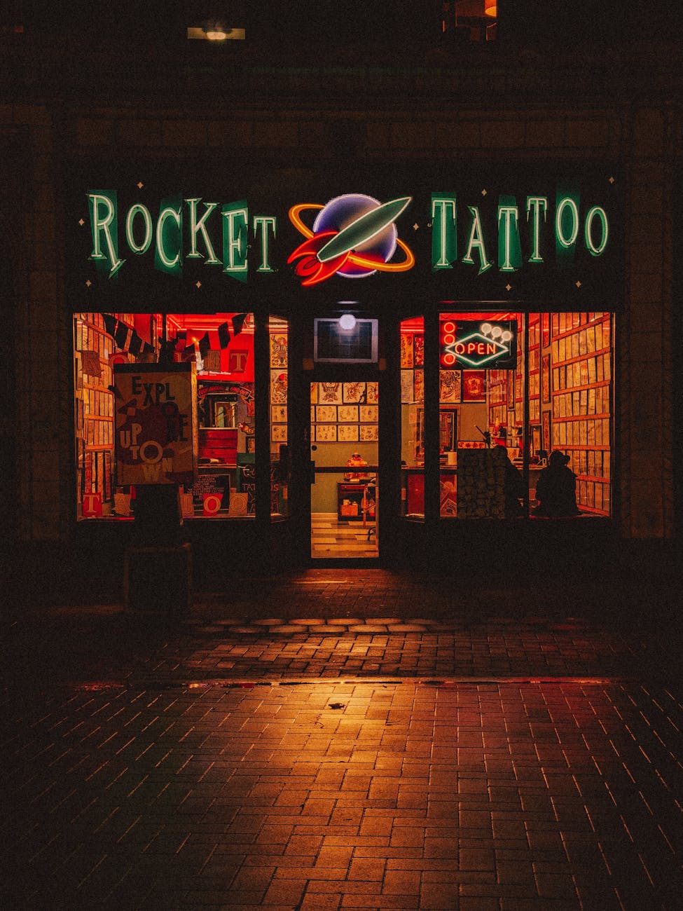 Local de tatuajes con neón