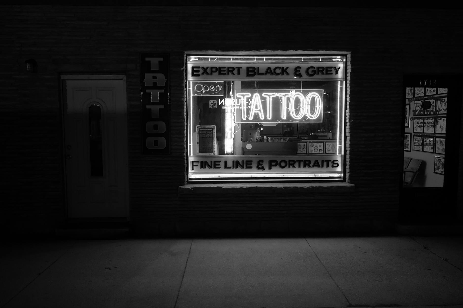 Estudio de tatuajes de noche