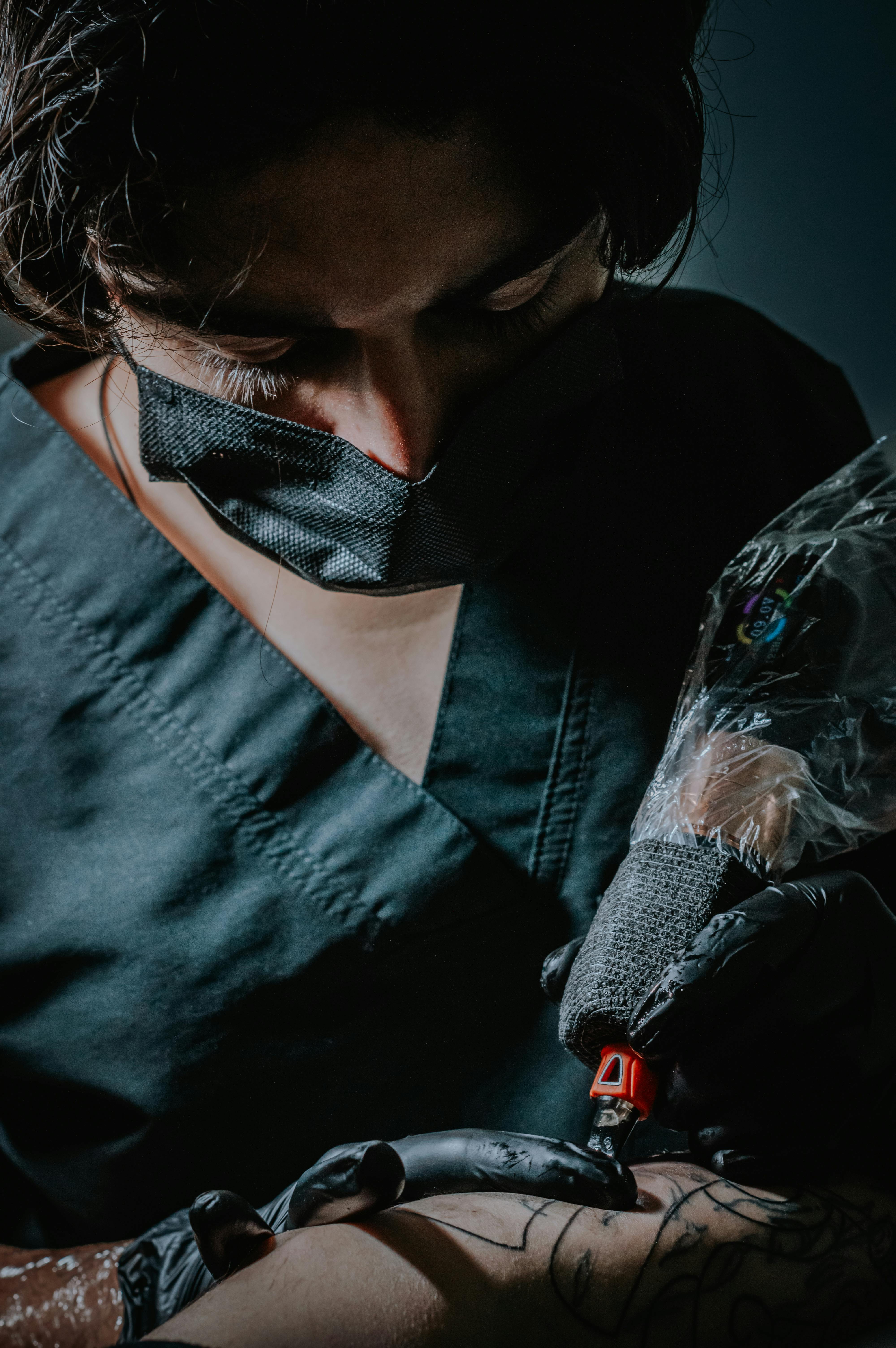 Artista del tatuaje trabajando